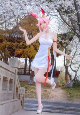 欧美明星灰色大衣街拍_蓝光在线视频播放